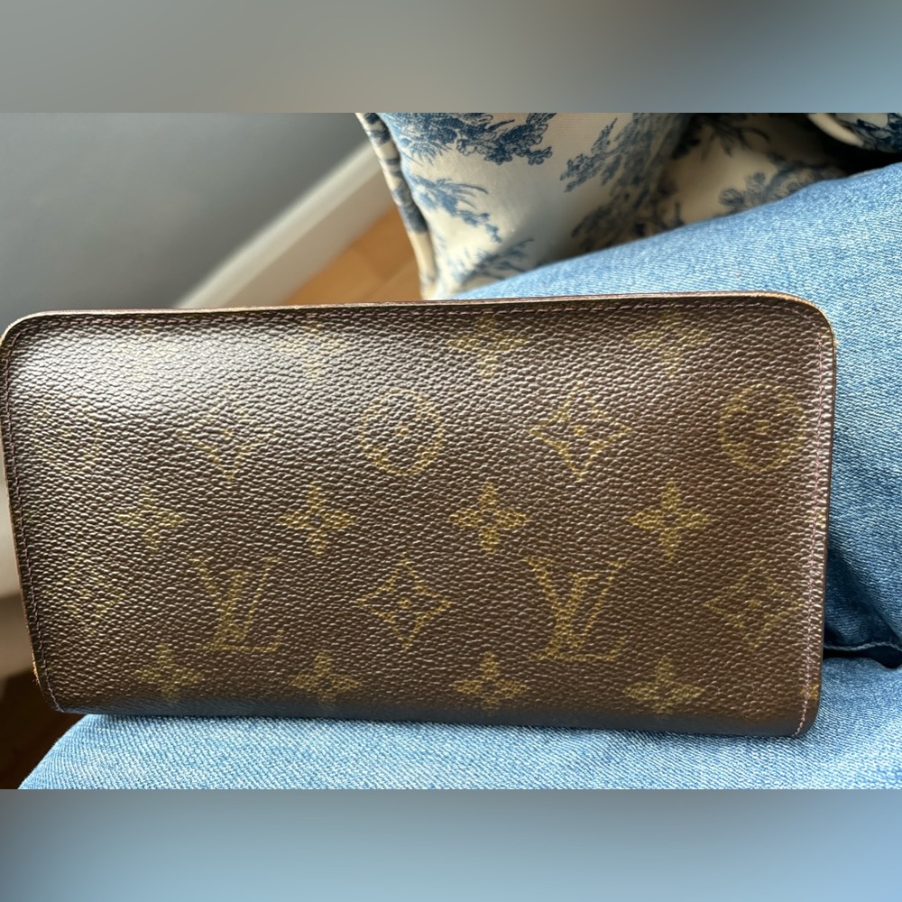 ** SOLD **  Louis Vuitton pre loved Zippy Wallet